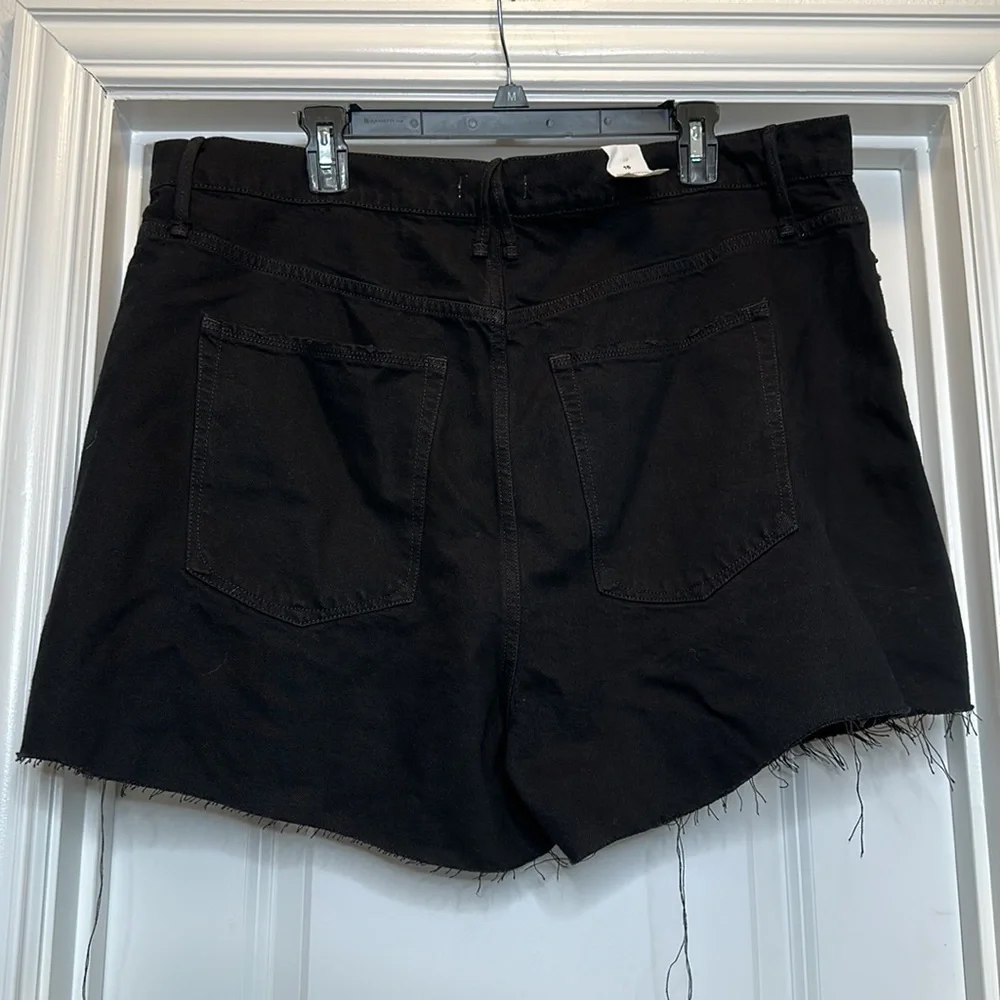 NWT! Good American distressed‎ black jean shorts Sz 15W.